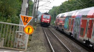 Bahnunfall bei Neckarsulm: Bahn kollidiert mit Betonplatten auf Gleisen - Schaden noch unklar